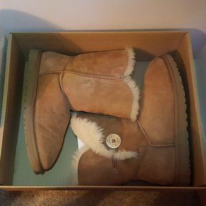 UGG Bailey Button II Chestnut (Size 9)